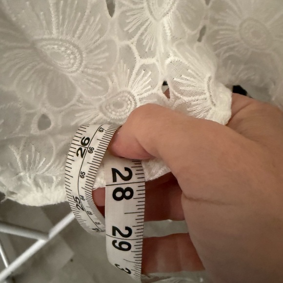 Elegant Cream Knit Blouse with White Lace - Picture 4 of 5